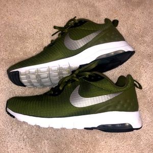 Women’s Nikes size 8 Look new worn once